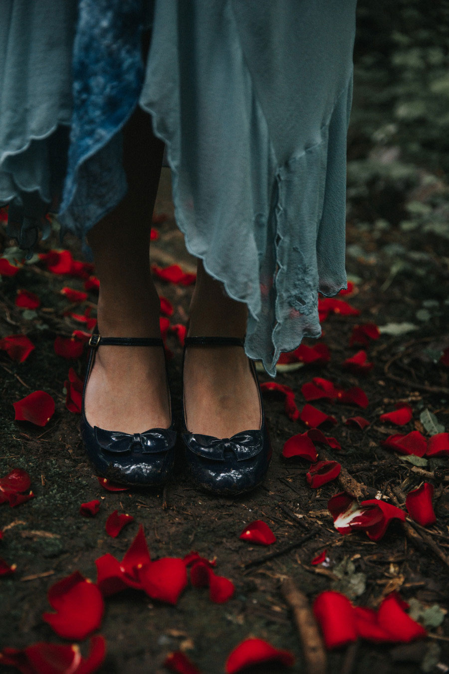 A Winter Themed Alice in Wonderland Bridal Shoot With Pale Blue & Deep Red A Winter Themed Alice in Wonderland Bridal Shoot With Pale Blue & Deep Red